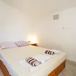 Robinzonska Kuca Mir Podvrske מורטר