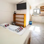Robinzonska Kuca Mir Podvrske מורטר