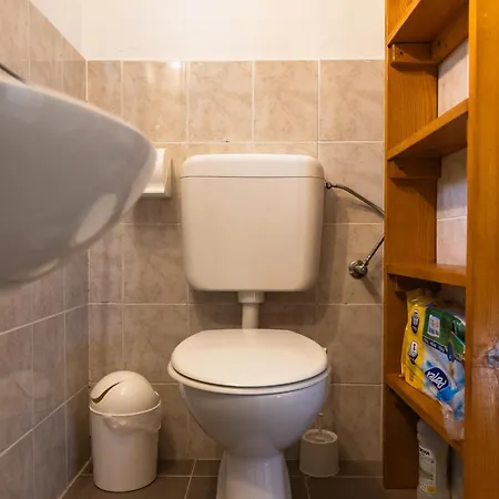 Holiday home Robinzonska Kuca Mir Podvrske *
