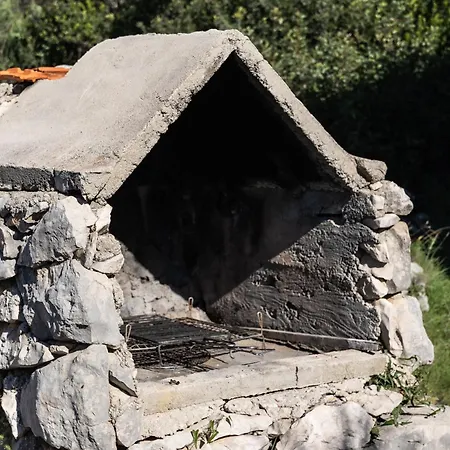 Holiday home Robinzonska Kuca Mir Podvrske *