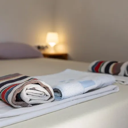 Holiday home Robinzonska Kuca Mir Podvrske Murter