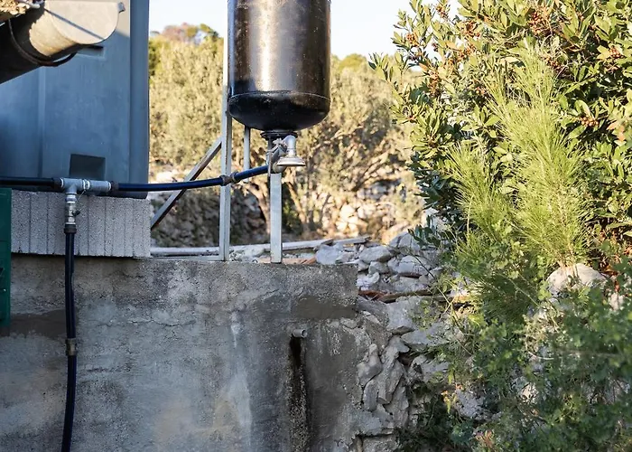 Robinzonska Kuca Mir Podvrske Murter