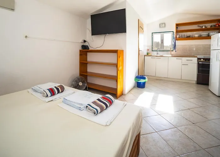 Robinzonska Kuca Mir Podvrske مورتير